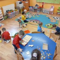 Przedszkolaki układają puzzle