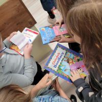 Uczniowie wypożyczają książki