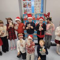 Uczniowie z prezentami