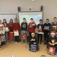 Uczniowie z prezentami