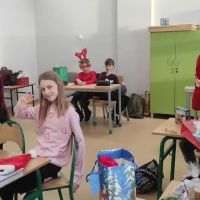 Uczniowie otwierają prezenty
