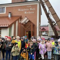 Uczniowie przed kopalną Soli w Bochni