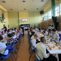 Wigilia - uczniowie przy stołach wigilijnych