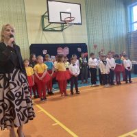 Uczniowie podczas występu z okazji Dnia Babci i Dziadka