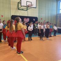 Uczniowie podczas występu z okazji Dnia Babci i Dziadka