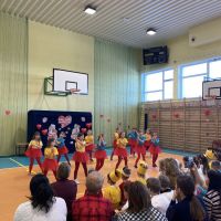 Uczniowie podczas występu z okazji Dnia Babci i Dziadka