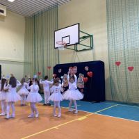 Uczniowie podczas występu z okazji Dnia Babci i Dziadka