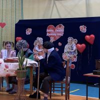 Uczniowie podczas występu z okazji Dnia Babci i Dziadka