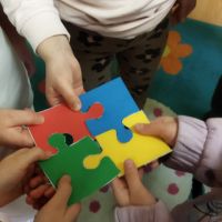 zabawa w dobieranie puzzli