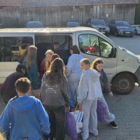 Wolontariusze przenoszą ubrania