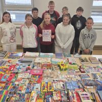 Wolontariusze porządkują zebrane rzeczy