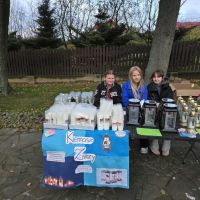 Wolontariusze prowadza kiermasz