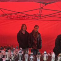 Kolejna grupa sprzedaje znicze