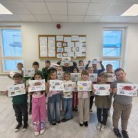 Uczniowie świetlicy przed gazetką DBI