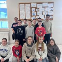 Uczniowie kl. 5 przed gazetką DBI