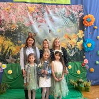 Kamila, Olga i Zuzia z mamami