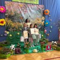 Kamila, Olga i Zuzia z wychowawczynią