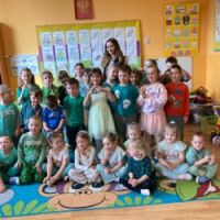 Przedszkolaki z panią leśnik