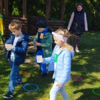 Slalom z kubkiem napełnionym wodą