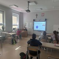 Uczniowie podczas lekcji online