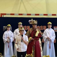 Uczeń śpiewa piosenkę