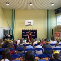 Społeczność szkolna podczas występu.