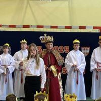 Uczennica śpiewa piosenkę