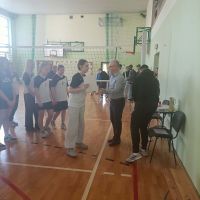 Uczennica odbiera dyplom