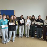 Wolontariusze rozprowadzają Kartki.