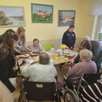 Wspólnie z pensjonariuszami wykonujemy stroiki