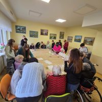 Wspólnie z pensjonariuszami wykonujemy stroiki