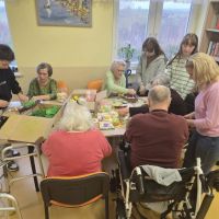 Wolontariusze pomagają pensjonariuszom